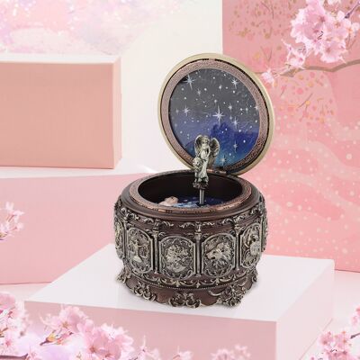 MCKENSA Boîte À Musique Vintage Avec 12 Constellations, Déesse Rotative Et Lumière Led Scintillante (lion) - Publicité MCKENSA Boîte À Musique Vintage Avec 12 Constellations, Déesse Rotative Et Lumière Led Scintillante (lion) - Publicité