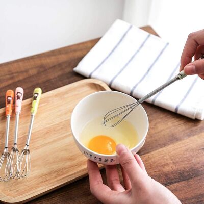 ZOTERNEN Naroote Eggbeater, Acier Inoxydable Oeuf Fouet Mélangeur Dessin Animé Poignée En Céramique Main Oeufs Batteur Cuisine Outil-rendre La Vie Plus Facile Et Mieux(rose). Publicité ZOTERNEN Naroote Eggbeater, Acier Inoxydable Oeuf Fouet Mélangeur Dessin Animé Poignée En Céramique Main Oeufs Batteur Cuisine Outil-rendre La Vie Plus Facile Et Mieux(rose). Publicité