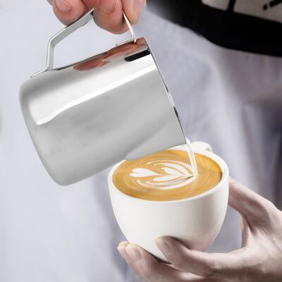 MCKENSA Pichet À Lait En Acier Inoxydable De 150 Ml Avec Mousseur À Lait, Idéal Pour La Préparation De Cafés Latte À La Maison Ou En Boutique. Publicité MCKENSA Pichet À Lait En Acier Inoxydable De 150 Ml Avec Mousseur À Lait, Idéal Pour La Préparation De Cafés Latte À La Maison Ou En Boutique. Publicité