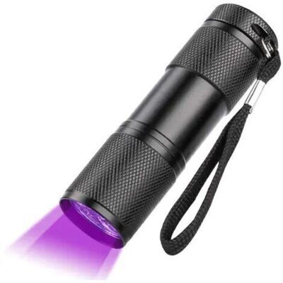 URSUS -led Lampe Torche Uv Lampe De Poche Lumière Noire Lampe Torche, 395nm, Ultra Violet Détecteur Pour Traceurs Fluorescents, Urine Animale,tapis - Publicité URSUS -led Lampe Torche Uv Lampe De Poche Lumière Noire Lampe Torche, 395nm, Ultra Violet Détecteur Pour Traceurs Fluorescents, Urine Animale,tapis - Publicité