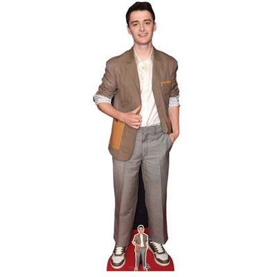 Iconicgreats Noah Schnapp - Costume marron - 176 cm de hauteur - 57 cm de largeur - Silhouette en carton - Publicité Iconicgreats Noah Schnapp - Costume marron - 176 cm de hauteur - 57 cm de largeur - Silhouette en carton - Publicité