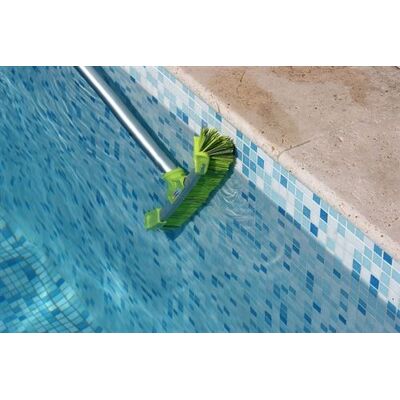 Balai de piscine pour surfaces dures Kerlis XPRO - Publicité Balai de piscine pour surfaces dures Kerlis XPRO - Publicité