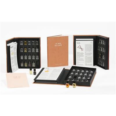 LE NEZ DU CAFÉ 60 ARÔMES 2025 (Anglais) - Emma Sage - Jean Lenoir Eds - Boîte ou accessoire - Jeux livres objets - Publicité LE NEZ DU CAFÉ 60 ARÔMES 2025 (Anglais) - Emma Sage - Jean Lenoir Eds - Boîte ou accessoire - Jeux livres objets - Publicité