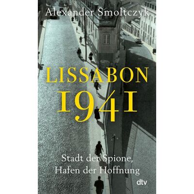 Lissabon 1941 Stadt der Spione, Hafen der Hoffnung Josephine Baker und die verjagten Windsors, Hannah Arendt und James Bond. Ein Warteraum zwischen Hölle und Himmel. - Alexander Smoltczyk - DTV - ebook (ePub) - Livre - Publicité Lissabon 1941 Stadt der Spione, Hafen der Hoffnung Josephine Baker und die verjagten Windsors, Hannah Arendt und James Bond. Ein Warteraum zwischen Hölle und Himmel. - Alexander Smoltczyk - DTV - ebook (ePub) - Livre - Publicité