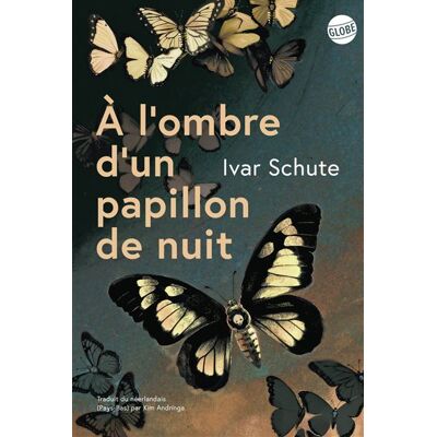 À l'ombre d'un papillon de nuit Un archéologue sur les traces de la Shoah - Ivar Schute - Globe - broché - Essai - Publicité À l'ombre d'un papillon de nuit Un archéologue sur les traces de la Shoah - Ivar Schute - Globe - broché - Essai - Publicité