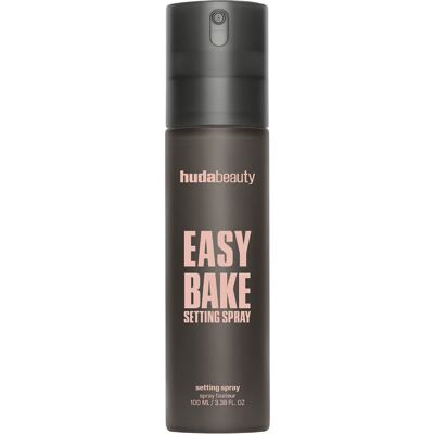 Huda Beauty Easy Bake Setting Spray - Spray fixateur longue durée 16H - Publicité Huda Beauty Easy Bake Setting Spray - Spray fixateur longue durée 16H - Publicité