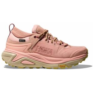 Hoka - Chaussures de randonnée journée en GORE-TEX - Kaha 3 Low GTX W Rose Latte/Cardamom pour Femme en Cuir - Taille 39 1/3 - Publicité Hoka - Chaussures de randonnée journée en GORE-TEX - Kaha 3 Low GTX W Rose Latte/Cardamom pour Femme en Cuir - Taille 39 1/3 - Publicité