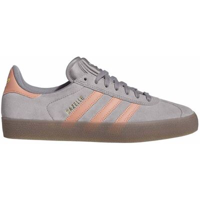 Adidas Originals - Sneakers en cuir suède - Gazelle ADV Grey Three/Woncla/Gum5 en Cuir - Taille 42 - Gris - Publicité Adidas Originals - Sneakers en cuir suède - Gazelle ADV Grey Three/Woncla/Gum5 en Cuir - Taille 42 - Gris - Publicité