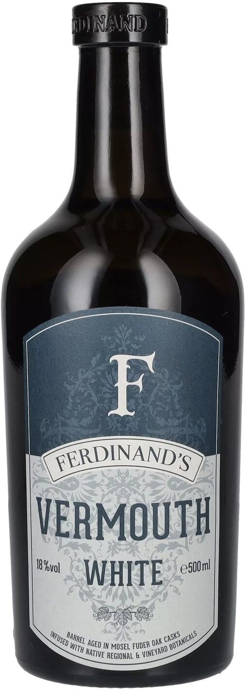 Ferdinand's Vermouth WHITE 18% Vol. 0,5 l est un vermouth exceptionnel de grande qualité, obtenu à partir de raisins de Riesling triés à la main par le célèbre domaine viticole Zilliken. Ces nobles raisins proviennent des célèbres vignobles en pente Dans le verre, ce vermouth brille d'un or clair et limpide avec une touche de jaune verdâtre. Le parfum s'ouvre sur une note florale délicate, accompagnée d'agrumes mûrs et d'un soupçon de miel. La première gorgée révèle une combinaison harmonieuse d image