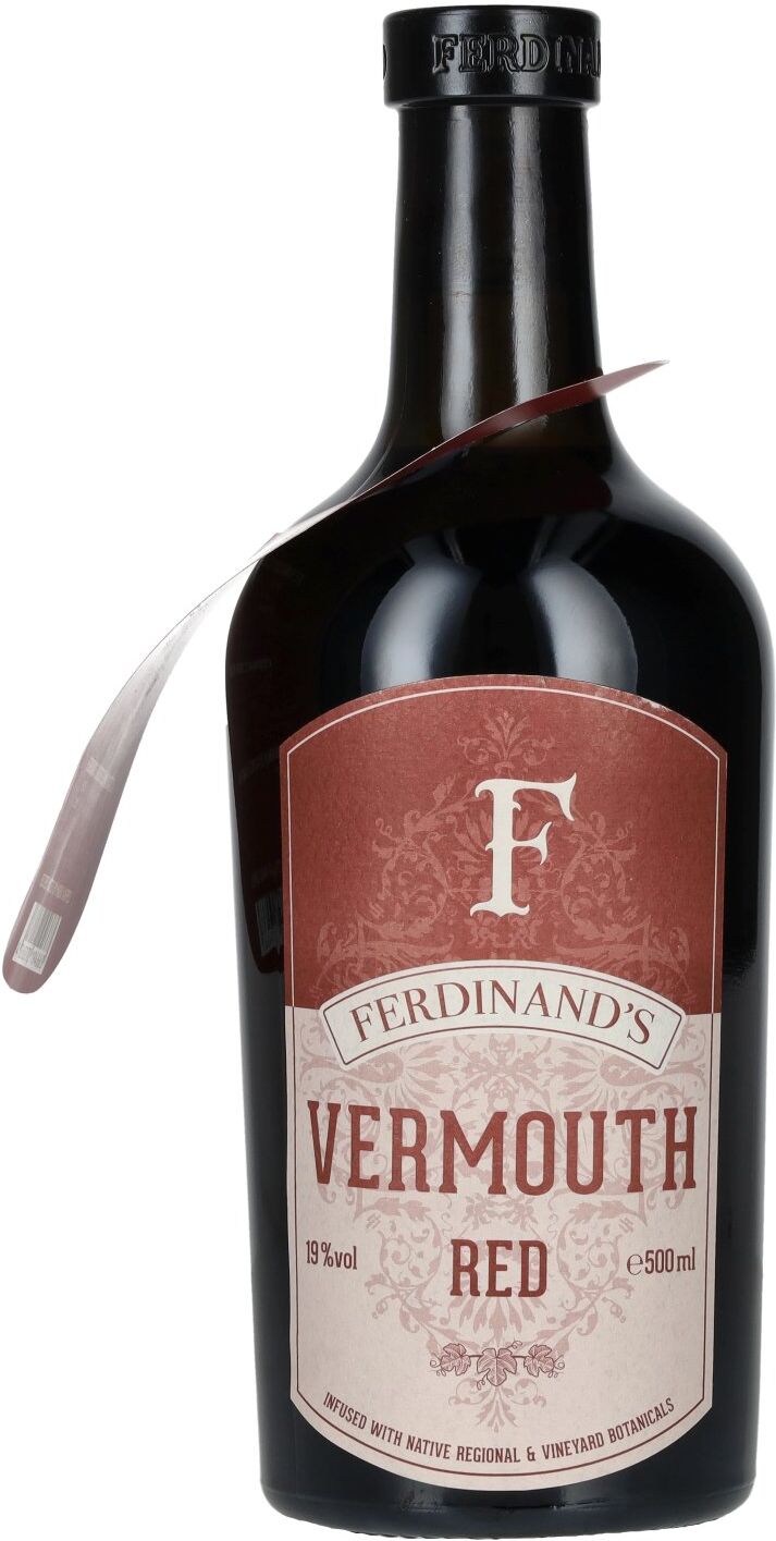 Le Ferdinand's Vermouth RED 19% vol. en bouteille de 0,5 l est un extraordinaire vermouth allemand de la Sarre, à base de raisins aromatiques de Riesling de la Sarre, qui allie l'art traditionnel du vermouth au caractère régional. Ce Red Vermouth all Dans le verre, le vermouth se présente dans un rouge rubis profond avec des reflets élégants. Le nez révèle des arômes intenses de fruits rouges, de cerises noires, d'airelles et de pruneaux, accompagnés de notes florales, d'herbes et d'épices fines. image