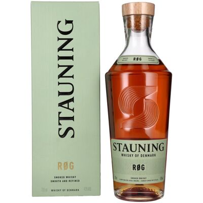 Le whisky Stauning Stauning RØG Smoked Danish Whisky 43% Vol. 0,7l en boîte cadeau - Publicité Le whisky Stauning Stauning RØG Smoked Danish Whisky 43% Vol. 0,7l en boîte cadeau - Publicité