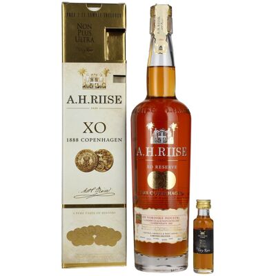 A.H. Riise 1888 COPENHAGEN XO Spirit Drink 40,1% Vol. 0,7l en boîte cadeau avec Miniatur Non Plus Ultra 0,02l - Publicité A.H. Riise 1888 COPENHAGEN XO Spirit Drink 40,1% Vol. 0,7l en boîte cadeau avec Miniatur Non Plus Ultra 0,02l - Publicité