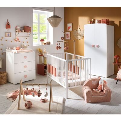 Chambre bébé complète Basic Lit 120x60 tout barreaux Commode à langer 3 tiroirs et Armoire 2 portes - boutons cœur - BASIC Blanc - Publicité Chambre bébé complète Basic Lit 120x60 tout barreaux Commode à langer 3 tiroirs et Armoire 2 portes - boutons cœur - BASIC Blanc - Publicité