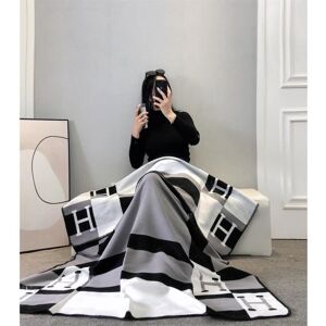 Couverture en laine - Non spécifié - 140 x 180 cm - Couleur noire - Rectangulaire - Naturelle Noir - Publicité Couverture en laine - Non spécifié - 140 x 180 cm - Couleur noire - Rectangulaire - Naturelle Noir - Publicité