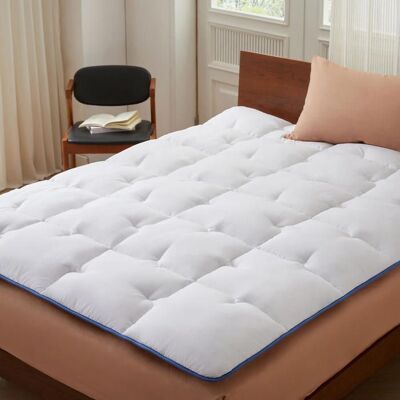 CASABEL Surmatelas Enveloppant 160 x 190 cm en Microfibre Respirante avec Liseré Bleu – Ultra Moelleux Anti-Acariens – 2 Places - Publicité CASABEL Surmatelas Enveloppant 160 x 190 cm en Microfibre Respirante avec Liseré Bleu – Ultra Moelleux Anti-Acariens – 2 Places - Publicité