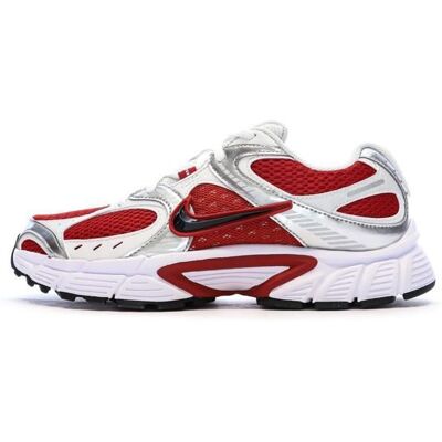 Baskets Rouges/Blanches Homme Nike V5 RNR Rouge - Publicité Baskets Rouges/Blanches Homme Nike V5 RNR Rouge - Publicité