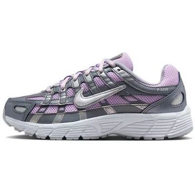 Basket - NIKE - P-6000 GS - Violet/Gris/Rose - Tige cuir/synthétique - Semelle caoutchouc Violet - Publicité Basket - NIKE - P-6000 GS - Violet/Gris/Rose - Tige cuir/synthétique - Semelle caoutchouc Violet - Publicité