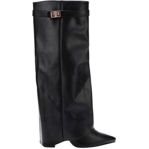 Bottes hautes en simili à talon et fourreau.Dotées dune bride à détail métallique sur le haut.Possèdent une fermeture zippée sur Noir - Publicité Bottes hautes en simili à talon et fourreau.Dotées dune bride à détail métallique sur le haut.Possèdent une fermeture zippée sur Noir - Publicité