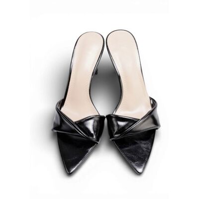 Mules à bride torsadée en simili.Dotées dun talon français.Semelle intérieure confortable. pour femme - Tongs mules - La Modeuse Noir - Publicité Mules à bride torsadée en simili.Dotées dun talon français.Semelle intérieure confortable. pour femme - Tongs mules - La Modeuse Noir - Publicité