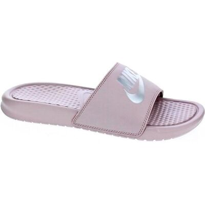 Tongs - Nike Benassi Femme Rose Rose - Publicité Tongs - Nike Benassi Femme Rose Rose - Publicité
