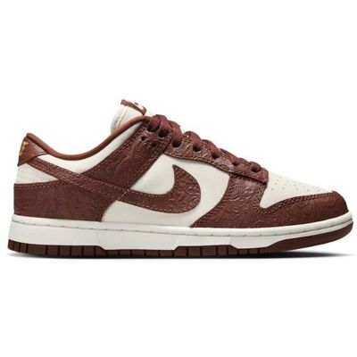Basket - NIKE - WMNS E DUNK LOW SE IF3944-100 - Marron/Blanc - Empeigne vintage - Semelle caoutchouc Marron - Publicité Basket - NIKE - WMNS E DUNK LOW SE IF3944-100 - Marron/Blanc - Empeigne vintage - Semelle caoutchouc Marron - Publicité