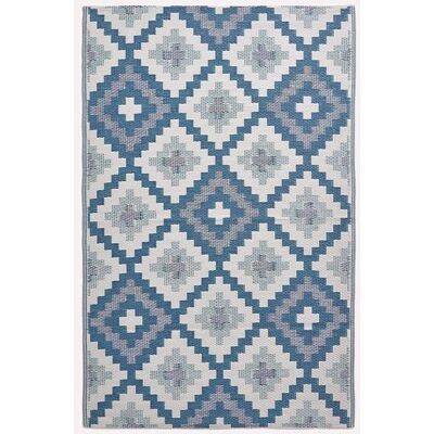 Tapis extérieur jardin imperméable réversible et résistant UV - Mia - 240 x 300 cm - Bleu - Matériaux recyclés - Homescapes Bleu - Publicité Tapis extérieur jardin imperméable réversible et résistant UV - Mia - 240 x 300 cm - Bleu - Matériaux recyclés - Homescapes Bleu - Publicité