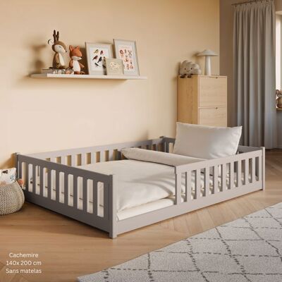 HOME COLLECTIVE Lit au sol enfant 140x200 cm - Avec sommier + barrière de lit - Lit pour enfant Montessori - En pin massif - Cachemire Beige - Publicité HOME COLLECTIVE Lit au sol enfant 140x200 cm - Avec sommier + barrière de lit - Lit pour enfant Montessori - En pin massif - Cachemire Beige - Publicité
