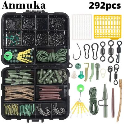 Boîte de 292 accessoires de pêche à la carpe comprenant un hameçon des clips de sécurité des grains de maïs et des tubes. Publicité Boîte de 292 accessoires de pêche à la carpe comprenant un hameçon des clips de sécurité des grains de maïs et des tubes. Publicité