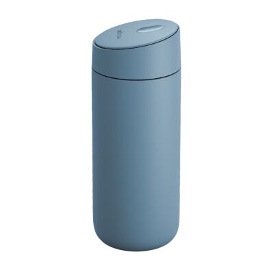 Mug isotherme Fellow Carter Slide Hazy Blue - 473 ml - Publicité Mug isotherme Fellow Carter Slide Hazy Blue - 473 ml - Publicité