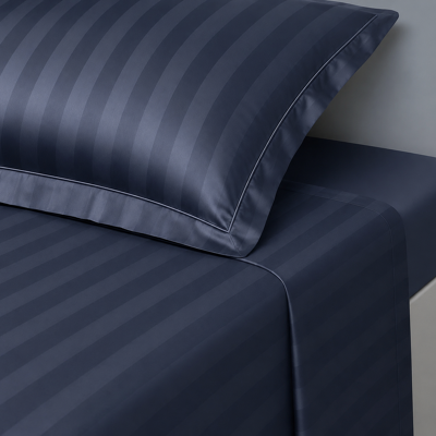 3S. x Tertio Drap plat satin de coton rayé - Bleu - Indigo 180 x 290 cm unisex - Publicité 3S. x Tertio Drap plat satin de coton rayé - Bleu - Indigo 180 x 290 cm unisex - Publicité