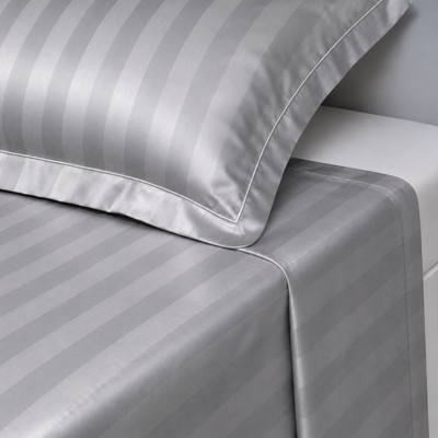 3S. x Tertio Drap plat satin de coton rayé - Gris - Perle 180 x 290 cm unisex - Publicité 3S. x Tertio Drap plat satin de coton rayé - Gris - Perle 180 x 290 cm unisex - Publicité