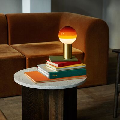 Lampe de table portable Dipping Light ambre de Marset - Publicité Lampe de table portable Dipping Light ambre de Marset - Publicité