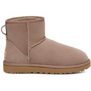 UGG UGG Brown Mini Classic Boots - Publicité UGG UGG Brown Mini Classic Boots - Publicité