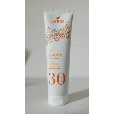 Lait solaire SPF 30 bio et vegan de Uvbio - Résistant à l'eau - Visage & Corps - Publicité Lait solaire SPF 30 bio et vegan de Uvbio - Résistant à l'eau - Visage & Corps - Publicité