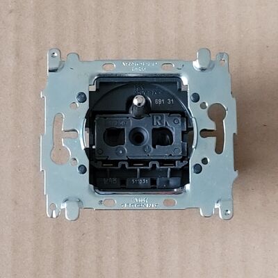 Arnould Initia 69131 - 1 Prise 2p+t 16a - 250v~ Bornes Auto - Fixation À Vis - Publicité Arnould Initia 69131 - 1 Prise 2p+t 16a - 250v~ Bornes Auto - Fixation À Vis - Publicité