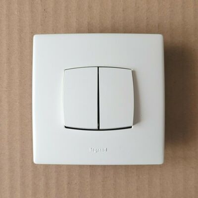 Legrand - 080652 - va-et-vient double - 10 A - 250 V - Interrupteur - Publicité Legrand - 080652 - va-et-vient double - 10 A - 250 V - Interrupteur - Publicité