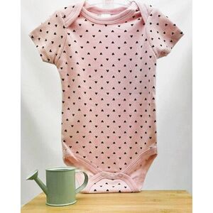 Soft Touch Body Manche Courte Rose À Petits Coeurs Noirs Encolure Américaine Bébé 3-6 Mois - Publicité Soft Touch Body Manche Courte Rose À Petits Coeurs Noirs Encolure Américaine Bébé 3-6 Mois - Publicité