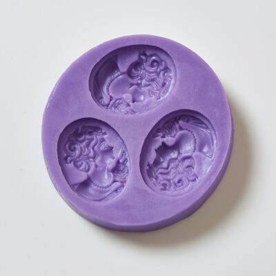 World Of Moulds Moule Chocolat En Silicone Violet 3 Cavités Ovale - Publicité World Of Moulds Moule Chocolat En Silicone Violet 3 Cavités Ovale - Publicité