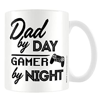 Pyramid International - Mug Dad By Day Gamer By Night Taille Unique Blanc / Noir - Publicité Pyramid International - Mug Dad By Day Gamer By Night Taille Unique Blanc / Noir - Publicité