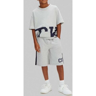 Calvin Klein Boys Varsity Relaxed Shorts Light Grey Taille: 6 Vêtements de Sport Outlet kids Gris - Publicité Calvin Klein Boys Varsity Relaxed Shorts Light Grey Taille: 6 Vêtements de Sport Outlet kids Gris - Publicité