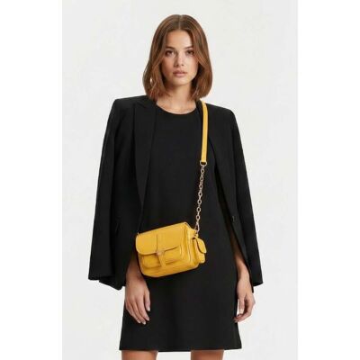 Coccinelle Leather Cross Body Bag With Chain Strap In Yellow Taille: OS Sacs en bandoulière Outlet Femme Jaune - Publicité Coccinelle Leather Cross Body Bag With Chain Strap In Yellow Taille: OS Sacs en bandoulière Outlet Femme Jaune - Publicité