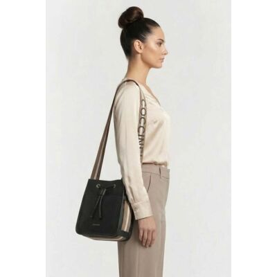Coccinelle Large Shoulder Bag With Logo Strap In Black Taille: OS Sacs en bandoulière Outlet Femme Le Noir - Publicité Coccinelle Large Shoulder Bag With Logo Strap In Black Taille: OS Sacs en bandoulière Outlet Femme Le Noir - Publicité