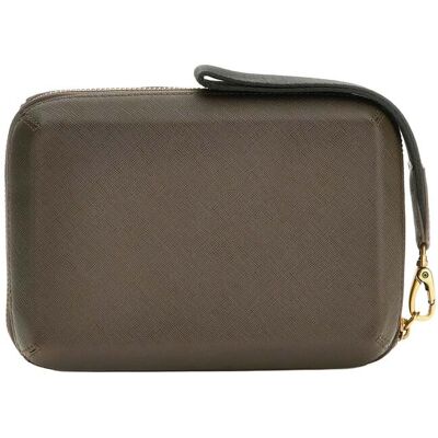 Guess by Marciano GUESS Marciano By Modena Cube Case Dark Brown Taille: OS Sacs messagers Outlet Homme Marron - Publicité Guess by Marciano GUESS Marciano By Modena Cube Case Dark Brown Taille: OS Sacs messagers Outlet Homme Marron - Publicité
