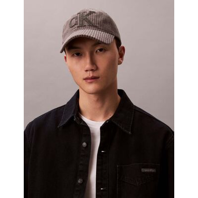 Calvin Klein Felt Monogram Patch Cap Charcoal Gray Taille: OS Bonnets Outlet Homme Le Noir - Publicité Calvin Klein Felt Monogram Patch Cap Charcoal Gray Taille: OS Bonnets Outlet Homme Le Noir - Publicité