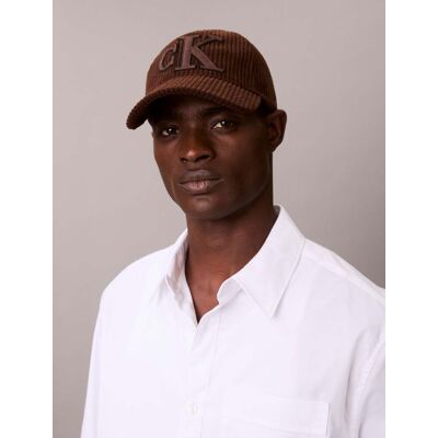 Calvin Klein Felt Monogram Patch Cap Chocolate Martini Taille: OS Bonnets Outlet Homme Marron - Publicité Calvin Klein Felt Monogram Patch Cap Chocolate Martini Taille: OS Bonnets Outlet Homme Marron - Publicité