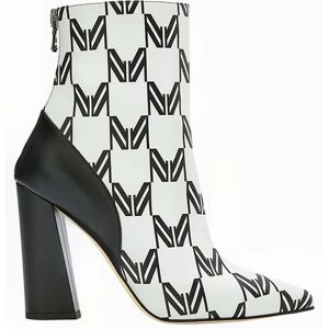 Marcell von Berlin Printed Ankle Boots Black/white Logo Print Taille: 36 Bottes Outlet Femme Le Noir - Publicité Marcell von Berlin Printed Ankle Boots Black/white Logo Print Taille: 36 Bottes Outlet Femme Le Noir - Publicité