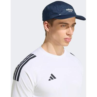 Adidas CASQUETTE 5PANNEAUX TOILE Night Indigo / Ivory S/M - Publicité Adidas CASQUETTE 5PANNEAUX TOILE Night Indigo / Ivory S/M - Publicité