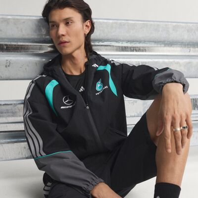 Adidas VESTE DE PLUIE MERCEDES - AMG PETRONAS FORMULE1 TEAM MECHANICS Black / Grey Two XS - Publicité Adidas VESTE DE PLUIE MERCEDES - AMG PETRONAS FORMULE1 TEAM MECHANICS Black / Grey Two XS - Publicité