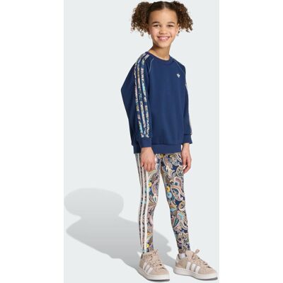 Ensemble sweat-shirt ras-du-cou oversize et legging adidas x Liberty London Night Indigo / Multi / Multicolor / Night Indigo 7-8A - Publicité Ensemble sweat-shirt ras-du-cou oversize et legging adidas x Liberty London Night Indigo / Multi / Multicolor / Night Indigo 7-8A - Publicité