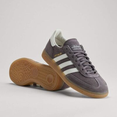 Adidas Chaussure Handball Spezial Grey Strata / Off White / Gum 44 2/3 - Publicité Adidas Chaussure Handball Spezial Grey Strata / Off White / Gum 44 2/3 - Publicité